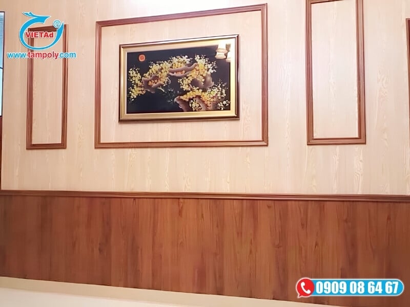 Trang trí phòng khách bằng tấm nhựa nano vân gỗ