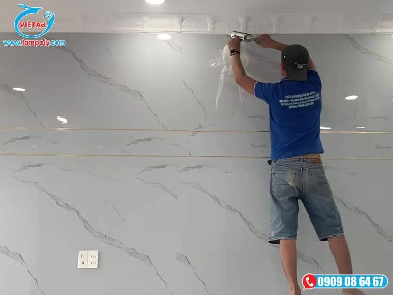 Vệ sinh bề mặt tường trước khi ốp tấm PVC