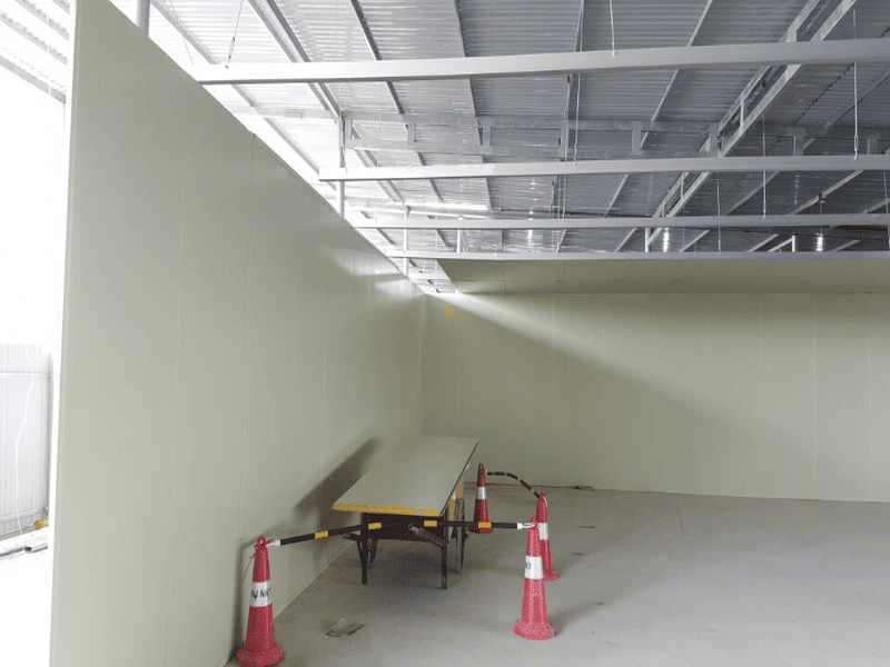 Thi công vách panel cách nhiệt cho nhà xưởng đang trong giai đoạn hoàn thiện