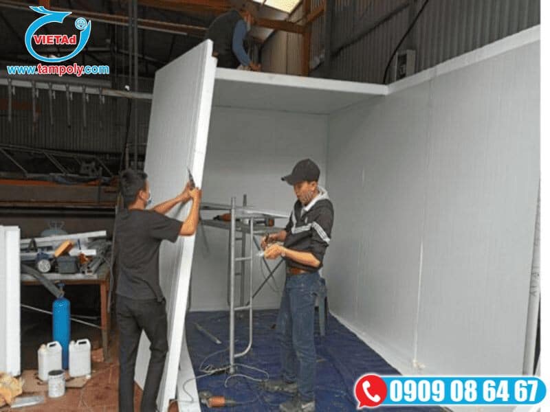 Công nhân đang thi công lắp đặt vách panel nhà xưởng
