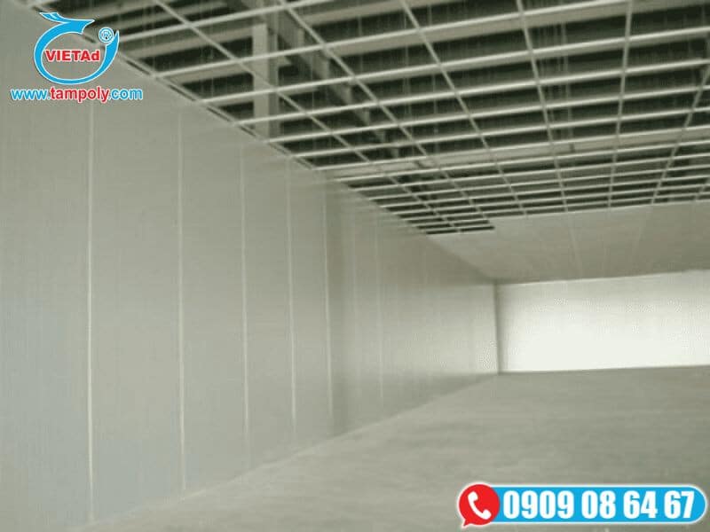 Thi công vách panel bên trong nhà xưởng kết hợp trần thả khung xương, giải pháp cách âm – cách nhiệt