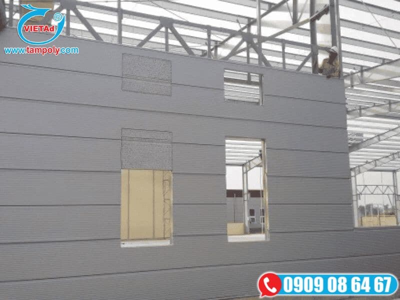 Thi công vách panel cách nhiệt nhà xưởng có cửa sổ và khung thép