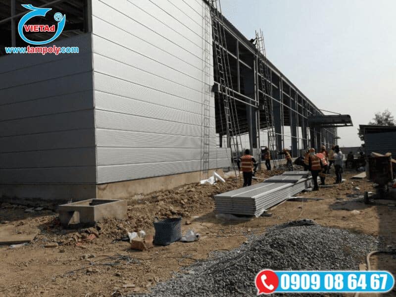 Thi công vách panel nhà xưởng khung thép tiền chế, sự dụng panel PU cách nhiệt
