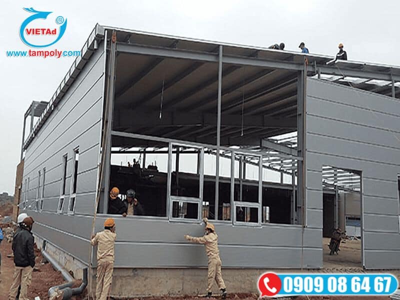 Thi công vách panel nhà xưởng khung thép tiền chế, sử dụng tấm panel PU cách nhiệt