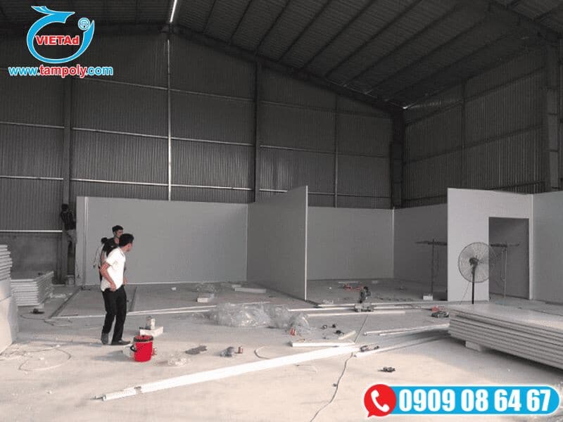 Công nhân đang thi công vách panel trong nhà xưởng