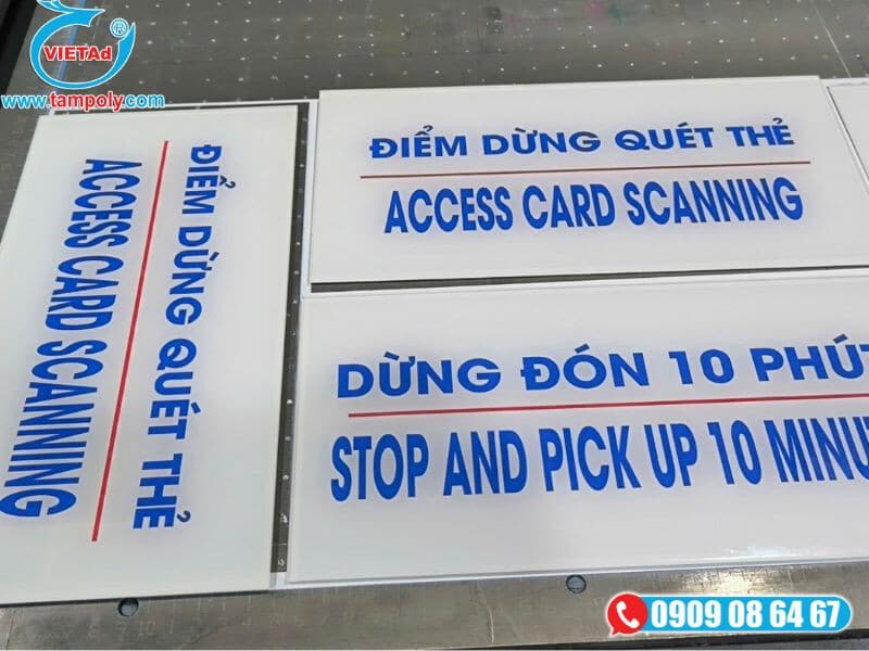 Biển cảnh báo điểm dừng xe chất liệu mica