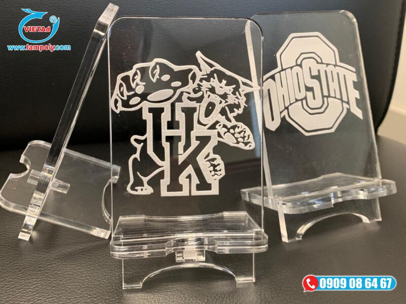 Đế dựng điện thoai chất liệu mica khắc laser
