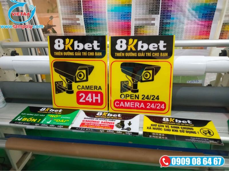 In UV lên mica trong làm biển báo