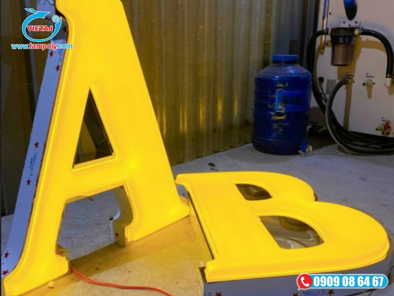 Chữ nổi mica hút nổi xuyên sáng màu vàng