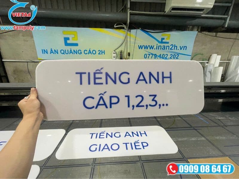 Mica sữa gia công làm biển báo lớp tiếng anh