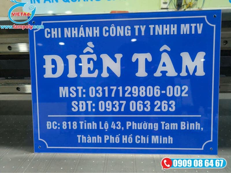 Biển hiệu công ty được làm từ mica màu 