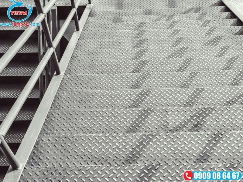 Gia công sàn chống trượt cho bậc cầu thang bằng inox gân