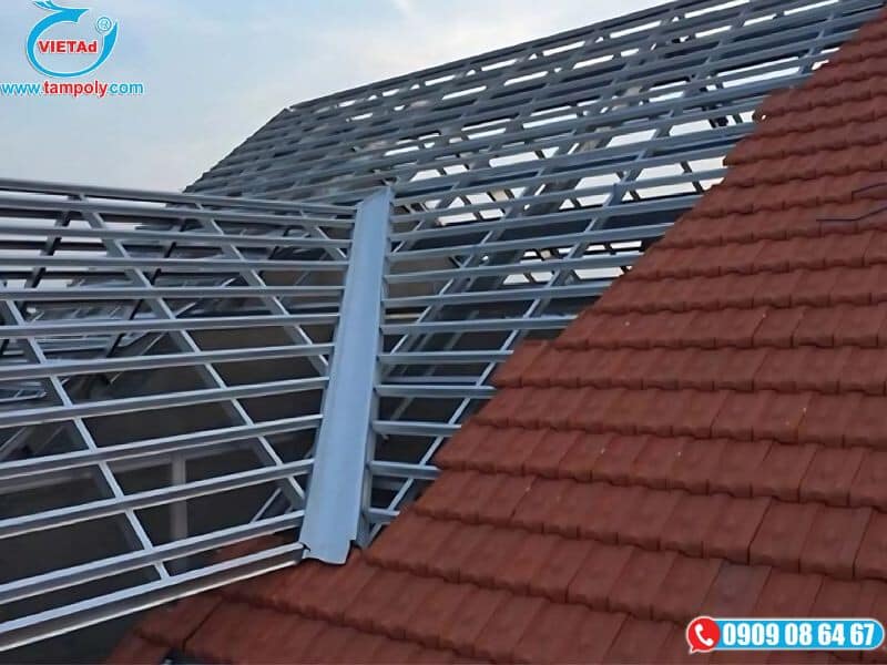 Gia công làm máng xối trên mái nhà 