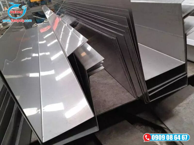 Máng xối inox được gia công làm chỗ thoát nước thải trong công nghiệp