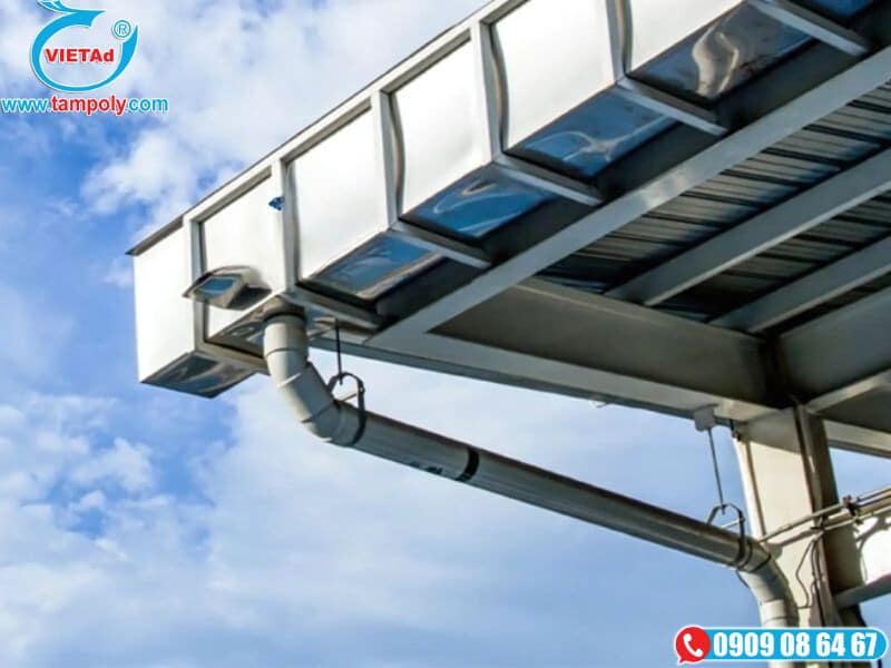 Hệ thống máng xối inox được sử dụng để thu gom nước mưa hoặc nước thải nhẹ từ mái nhà xưởng