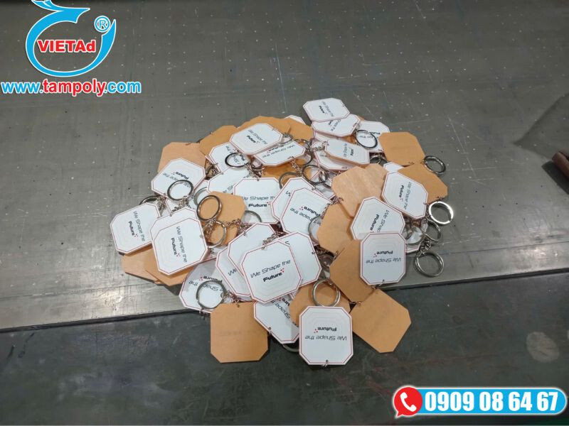 Tấm mica được gia công làm móc khoá