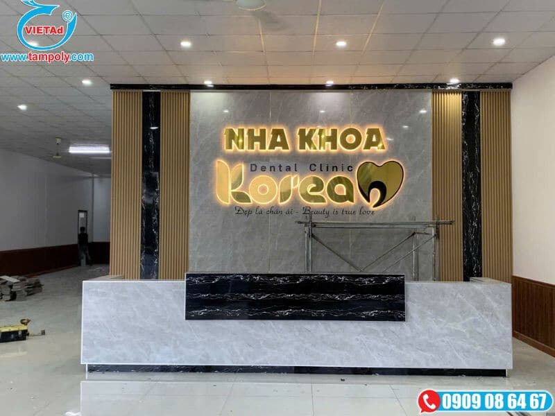Bảng hiệu chữ nổi inox vàng gương gắn đèn led sáng chân