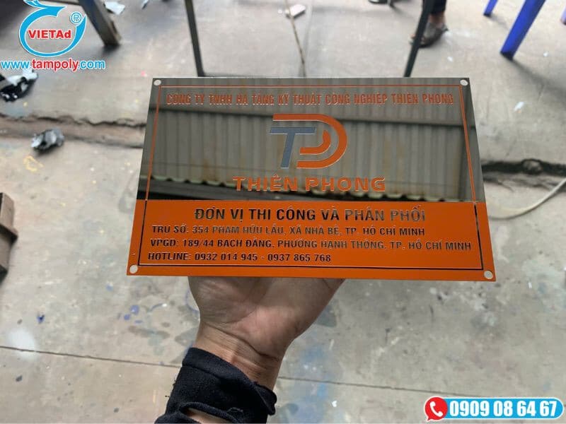 Bảng hiệu công ty bằng inox gương kết hợp màu cam nổi bật.