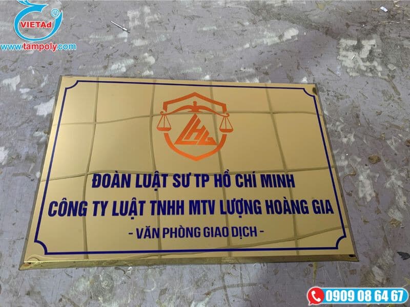 Biển hiệu công ty luật bằng inox vàng gương ăn mòn.