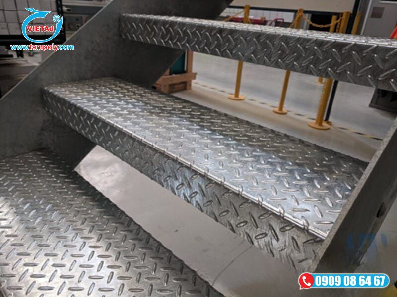 Tấm inox gân lót cầu thang tại nhà máy