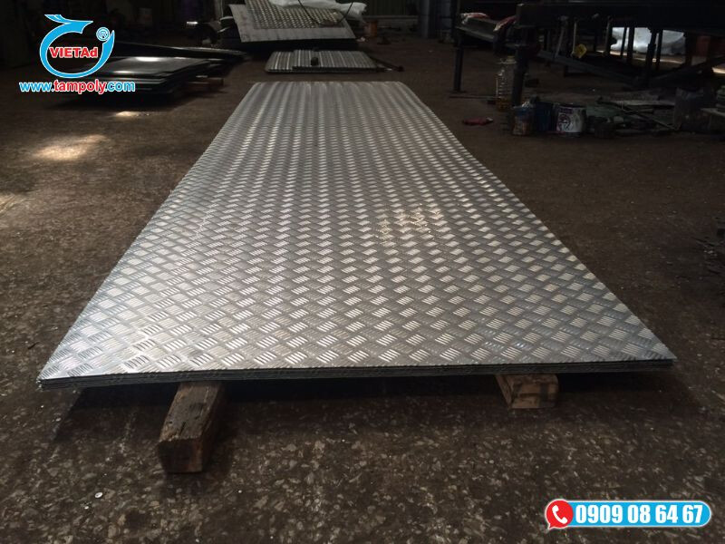 Inox gân gia công làm sàn trong các nhà máy, nhà xưởng