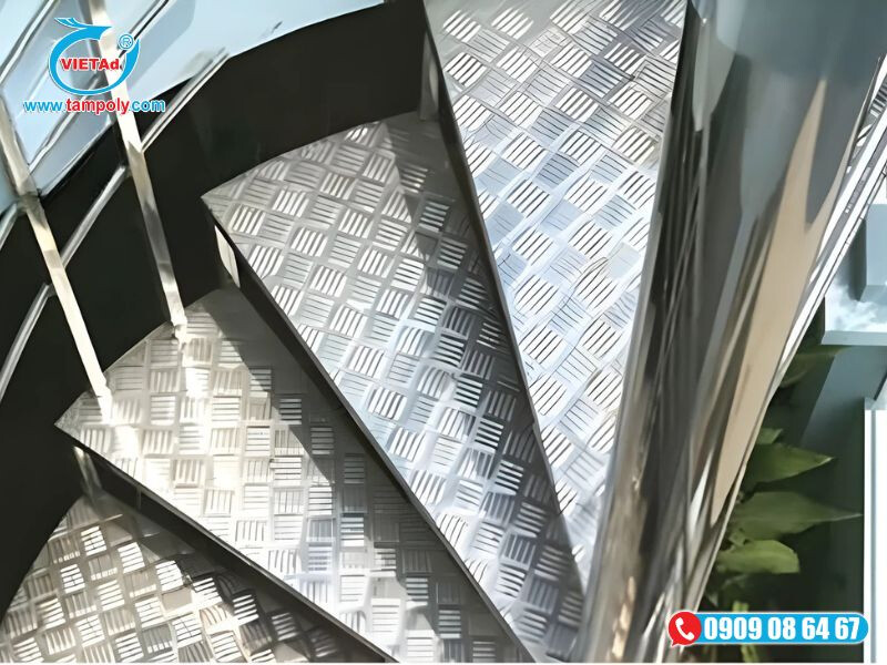 Tấm inox chống trượt lót cầu thang trong nhà