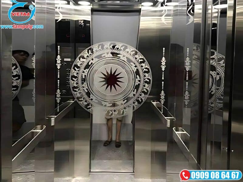 Tấm inox khắc laser hình trống đồng ốp vách thang máy sang trọng 