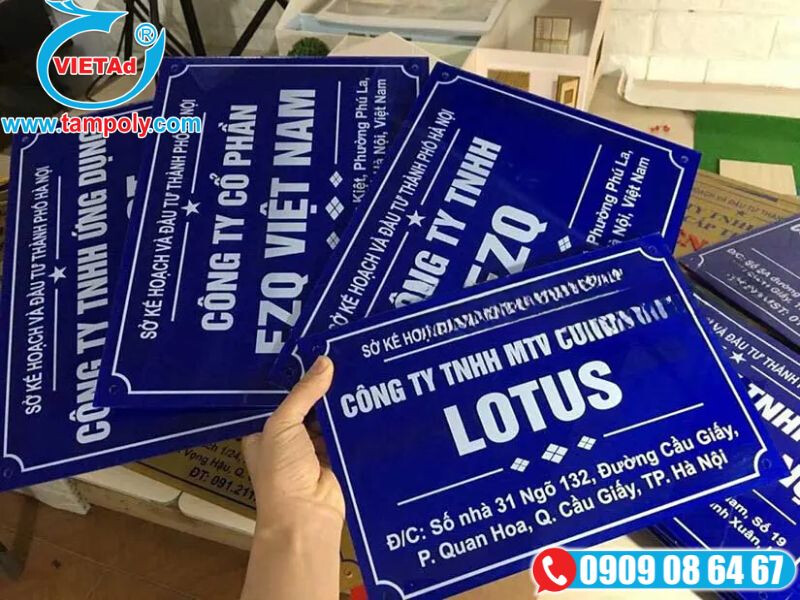 Biển hiệu công ty được gia công từ chất liệu mica