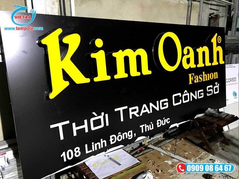 Bảng hiệu alu chữ nổi mica viền inox