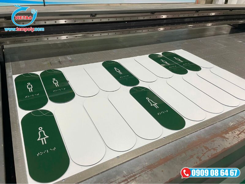 Biển hiệu nhà wc chất liệu mica