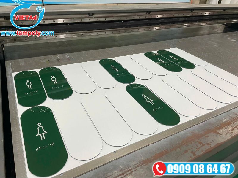 Tấm mica gia công làm biển nhà wc