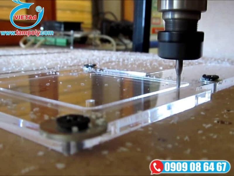 Gia công mica bằng công nghệ khắc laser, CNC, in UV hiện đại