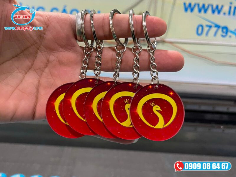 Móc khoá mica in UV màu đỏ đẹp mắt