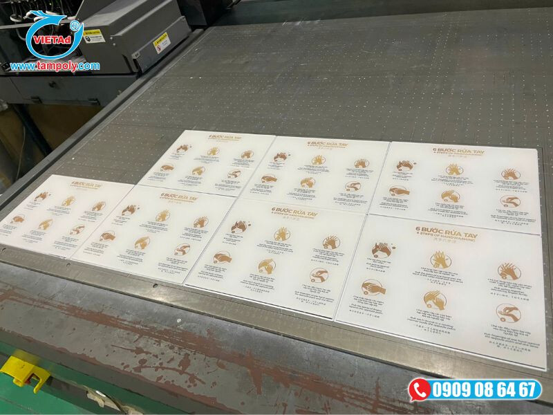 Bảng chỉ dẫn rửa tay được dùng trong nhà vệ sinh