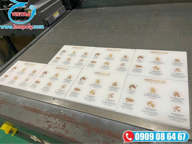 Mica sữa được gia công làm biển chỉ dẫn rửa tay