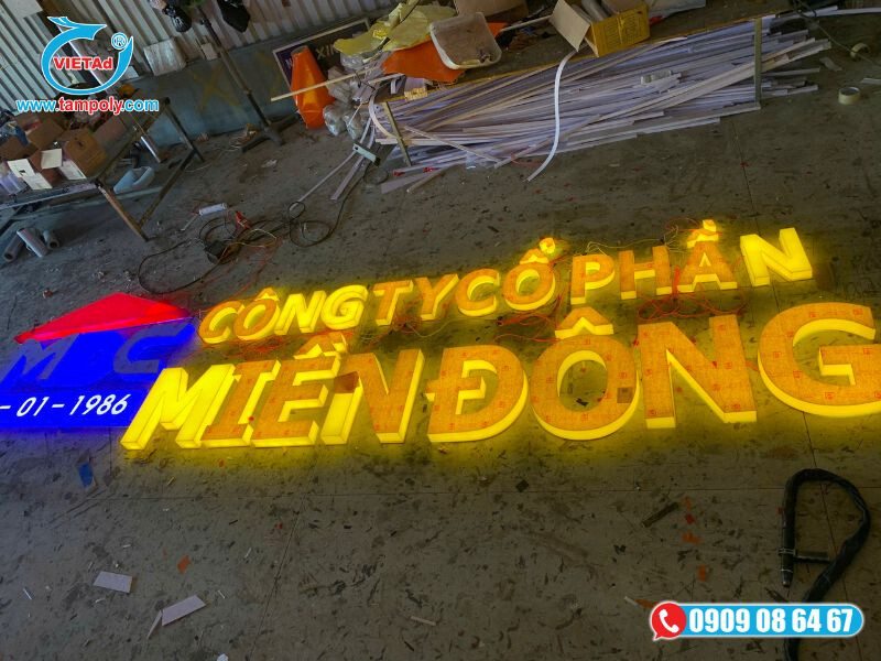 Chữ nổi mica xuyên sáng làm bảng hiệu cho công ty