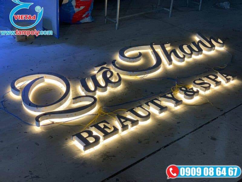 Bảng hiệu chữ inox gắn đèn led sáng chân