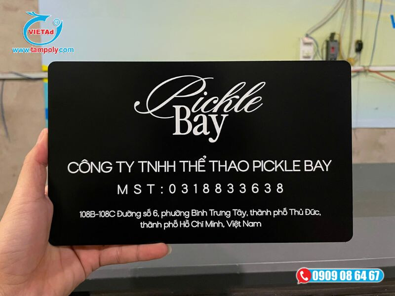 Mica đen được gia công làm biển hiệu công ty thể thao