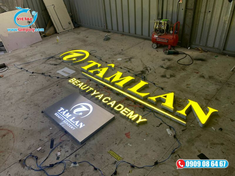 Mica được làm chữ nổi xuyên sáng viền inox