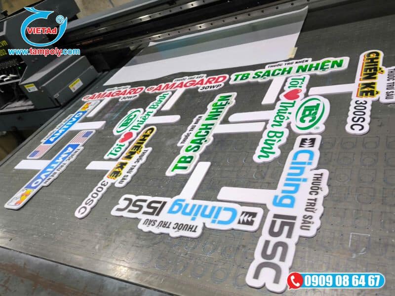 Standee cầm tay chất liệu foam 