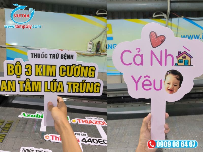 Standee cầm tay chụp ảnh 