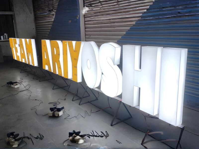 Chữ nổi mica gắn bảng hiệu xuyên sáng thu hút