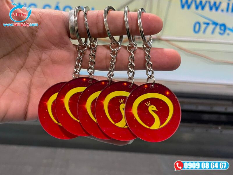 Móc khoá lưu niệm mica in UV màu đỏ đẹp mắt