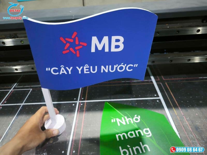 Tấm foam mềm được gia công làm cờ để bàn trang trí