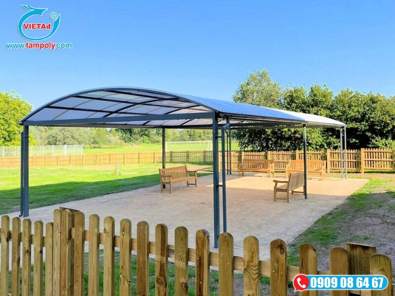 Tấm poly tạo mái vòm cho sân vườn, quán cà phê