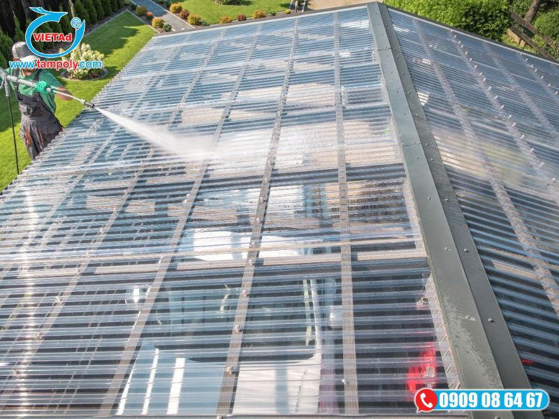 Tấm poly làm mái che cho nhà xe, nhà kho