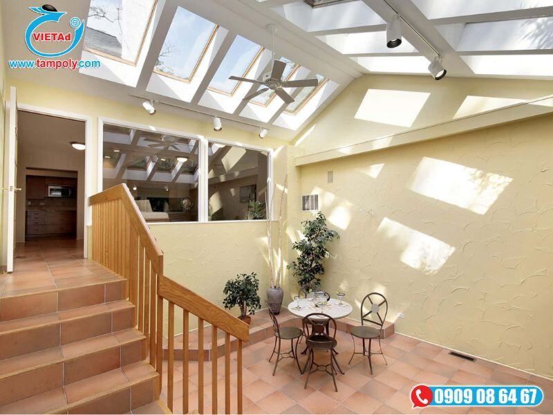 Tấm poly thi công làm mái lấy sáng 