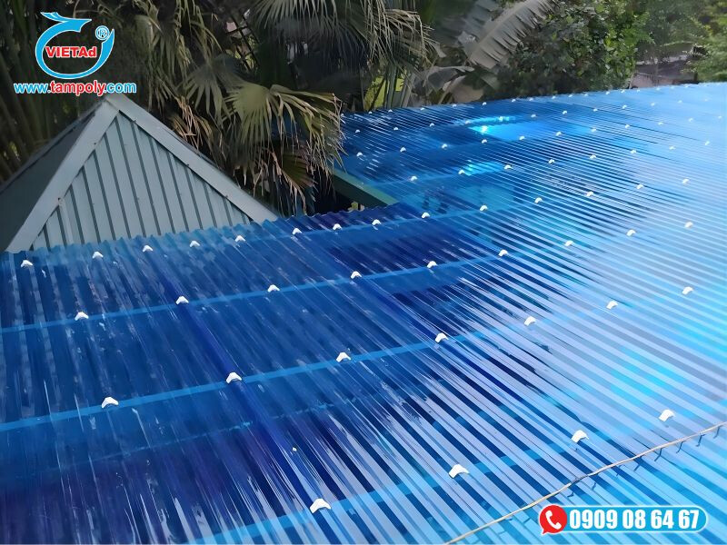 Ưu điểm của tấm poly dạng sóng màu xanh biển