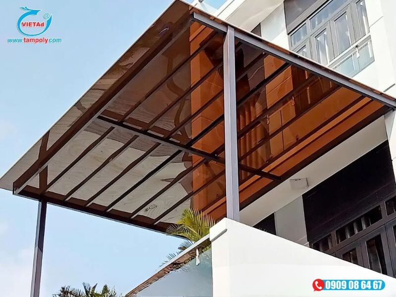 Tấm poly màu nâu trà làm mái che ban công