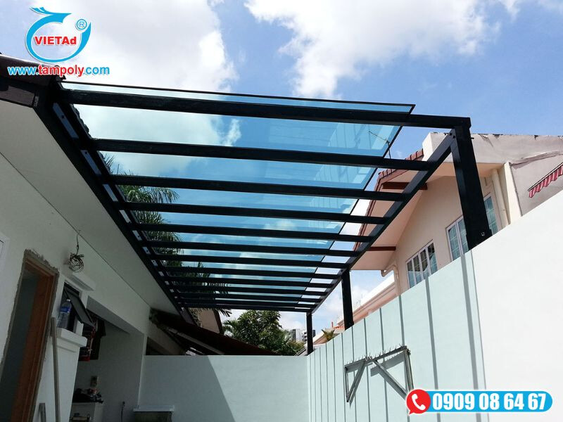 Gia công tấm poly màu xanh làm mái hiên che